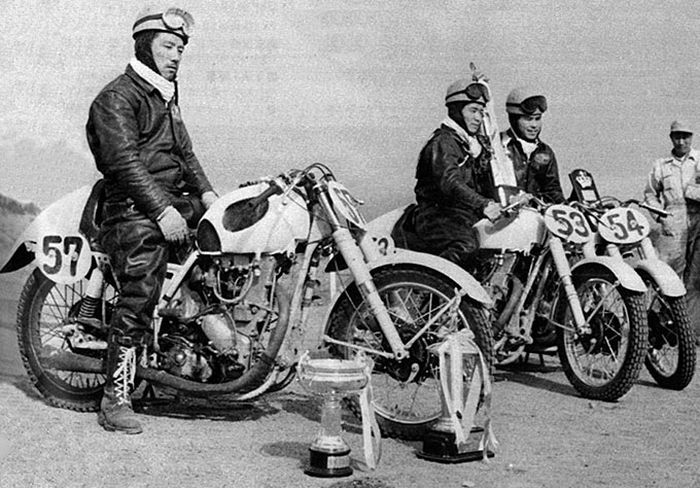 Meguro jadi juara di Asama Volcano Race. Borong juara kelas 500 cc, 350 cc sampai 250 cc