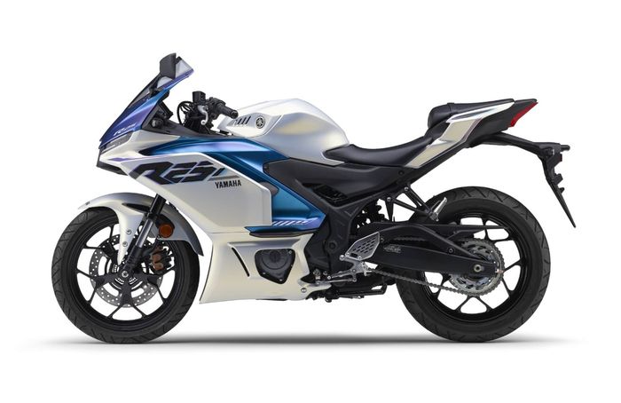 Perpaduan warna cantik Yamaha R25 Jepang