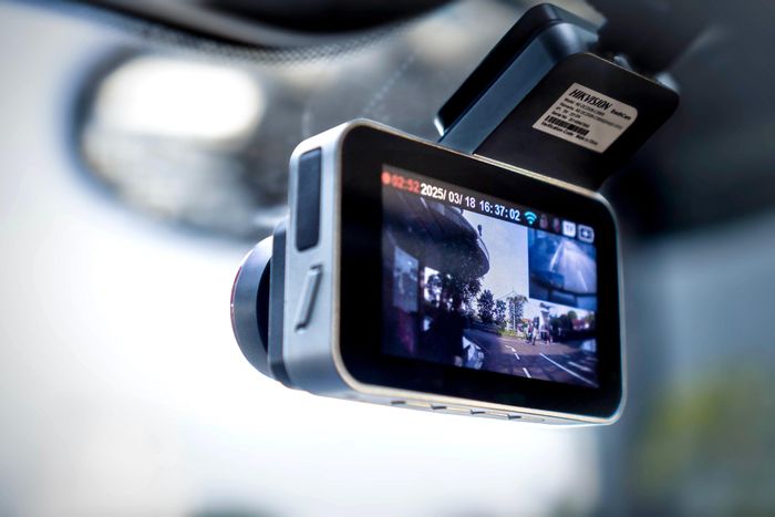 Hikvision C8 Pro Dashcam dengan monitor