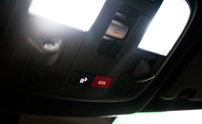 Lokasi tombol push emergency atau SOS Bluelink di interior mobil Hyundai