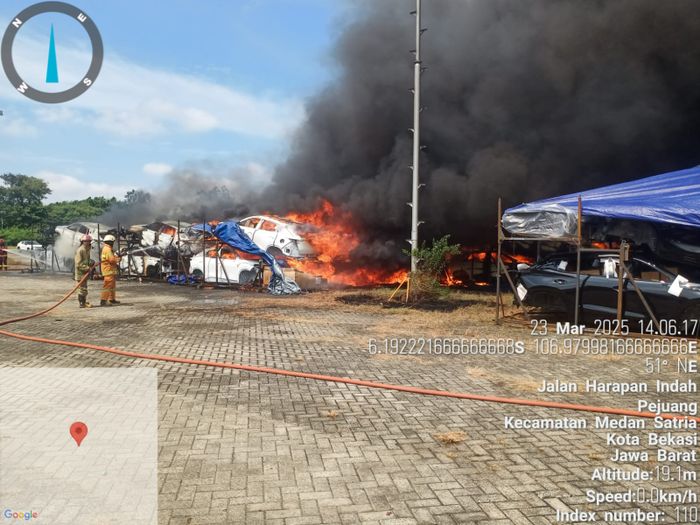 Proses pemadaman kebakaran KD Kit Chery Omoda mesin bensin di area stock yard PT Isuzu, Bekasi (23/3/2025)
