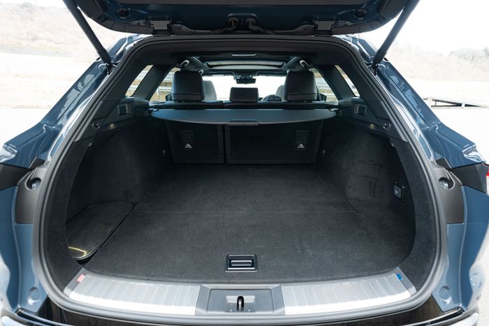 Bagasi Toyota Crown Estate muat banyak, kapasitas capai 570 liter.