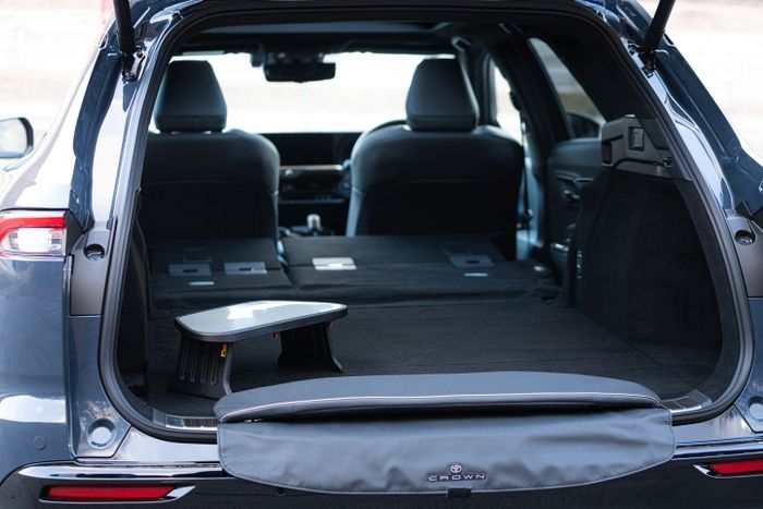 Meja dan kursi lipat juga melengkapi bagasi Toyota Crown Estate.