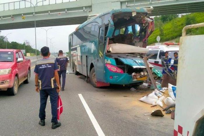 Kecelakaan bus PT PMTOH di tol Pekanbaru-Dumai, Riau tabrak truk dari belakang