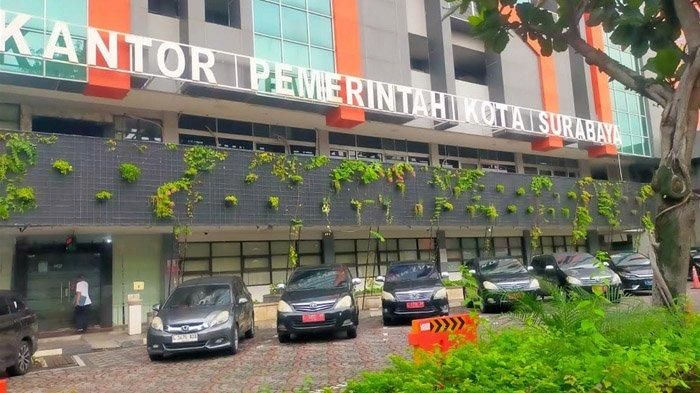 Wali Kota Surabaya, Eri Cahyadi melarang ASN mudik lebaran naik mobil dinas
