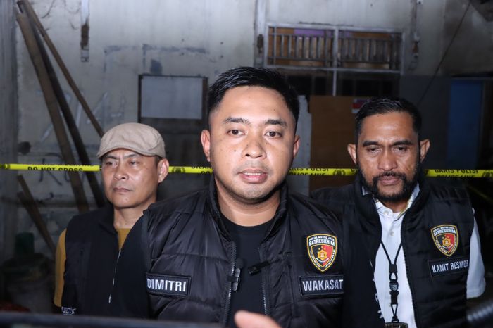 AKP Dimitri Mahendra didampingi Kanit Resmob Akp Ruben George dan Kasubnit Resmob Iptu Fery Oktarizal