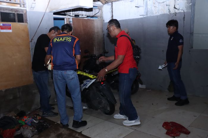 AKP Dimitri Mahendra didampingi Kanit Resmob Akp Ruben George dan Kasubnit Resmob Iptu Fery Oktarizal