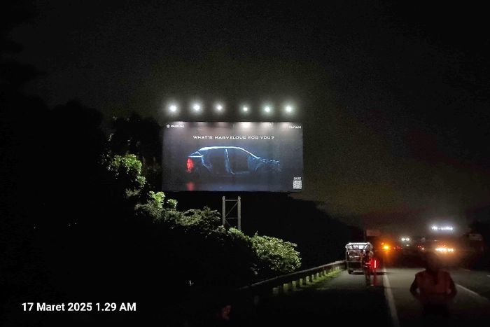 Baliho yang menampilkan teaser model terbaru Suzuki di Jalan Tol Jagorawi KM 32. 