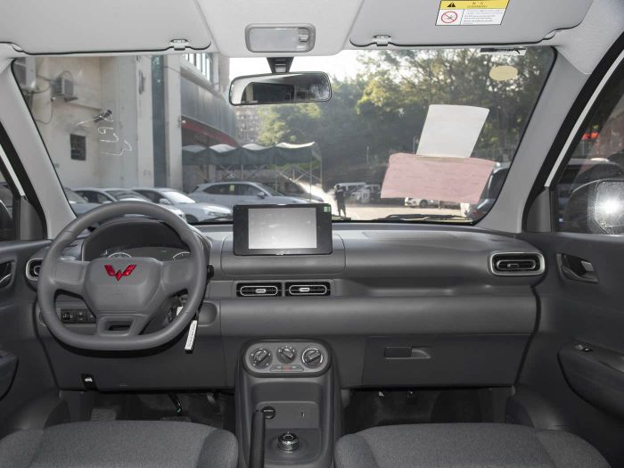 Kabin Wuling Hongguang EREV dengan layar head unit sebagai penanda varian tertinggi.