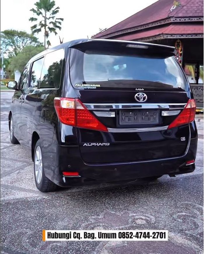 Tampak belakang Toyota Alphard dinas Wali Kota Palangka Raya, Fairid Naparin yang dipersilakan dipinjam warganya untuk nikahan