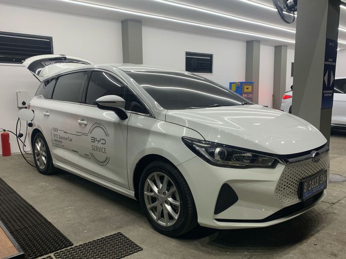 Fasilitas pengisian daya baterai mobil listrik di posko mudik BYD 2025