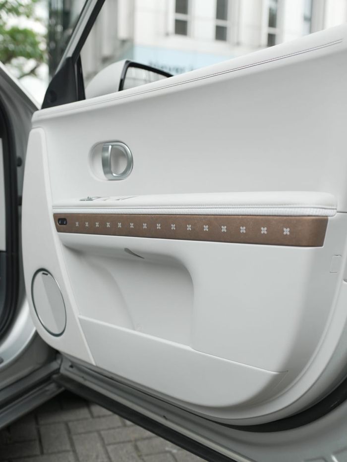 Aksen cokelat muda atau sogan pada sandaran lengan Hyundai IONIQ 5 Limited Edition