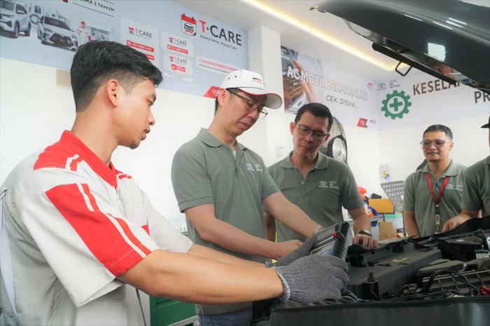 Mekanik melayani perbaikan di Posko dan Bengkel Siaga Toyota