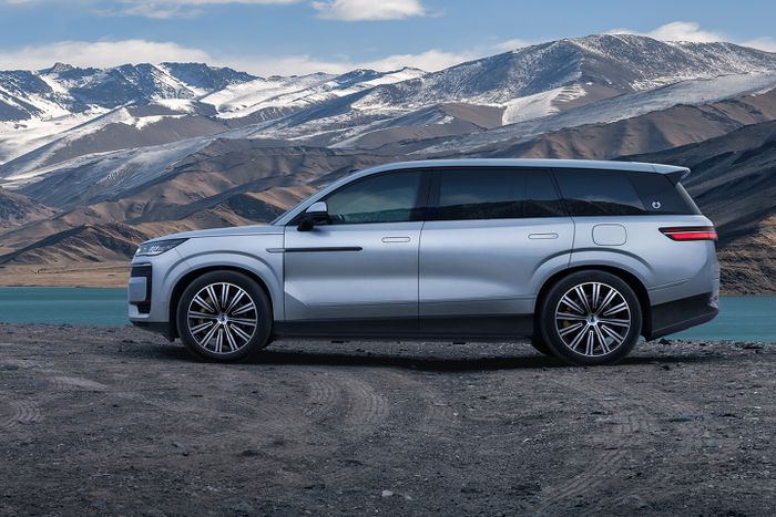 Denza N9 secara siluet mirip Lincoln Navigator.