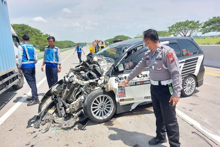 Kondisi Toyota Avanza yang terlibat tabrakan beruntun dengan Toyota Fortuner di KM 588 tol Ngawi, Jawa Timur