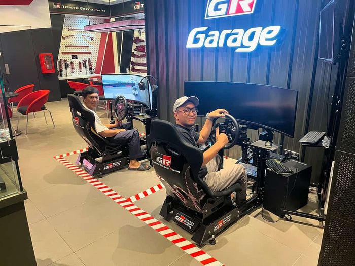 Ada racing simulator di GR Garage AUTO2000