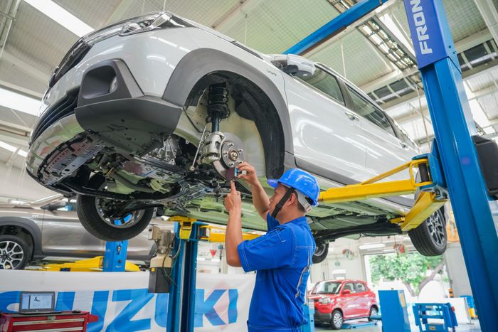 Teknisi bengkel resmi PT Suzuki Indomobil Sales (SIS)
