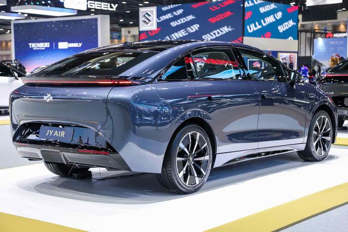 Desain JY Air sangat unik, seperti sedan dengan atap bulat.