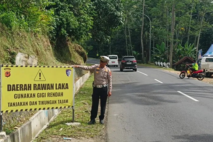 Polisi pasang rambu peringatan jalur rawan di tanjakan Bohong, Salawu, Tasikmalaya, Jawa Barat