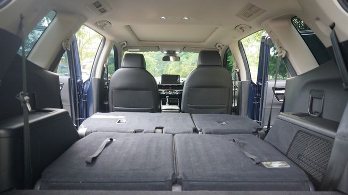 Bangku baris kedua dan ketiga bisa diliat dengan format lantai rata.