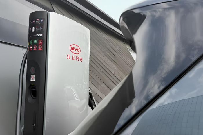 BYD turut mempersiapkan charger 10 C untuk mengakomodir kemampuan charging BYD Han L EV.