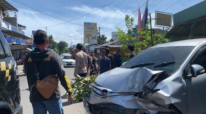 satu unit mobil dinas Daihatsu Xenia menabrak Toyota Avanza yang terparkir di Pasar Limbangan, Kendal, Sabtu (29/3/2025). Penyebabnya sopir mengalami microsleep