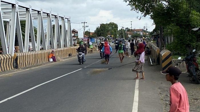 Aktivitas para penyapu uang koin di jembatan Sewo, perbatasan Indramayu-Subang, Jawa Barat jelang Lebaran bikin arus lalu lintas tersendat
