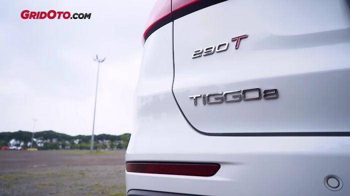 Emblem 290T pada pintu belakang Chery Tiggo 8