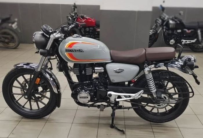 tampak samping Honda CB350 H'ness terbaru