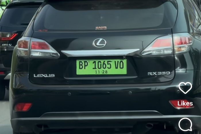 Lexus RX350 memakai pelat nomor hijau menandakan berada di kawasan perdagangan bebas (Free Trade Zone)
