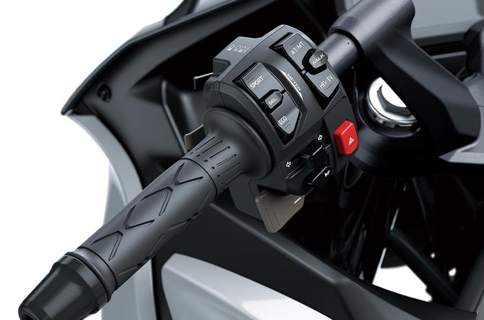 Panel setang sebelah kiri berisi banyak konsol