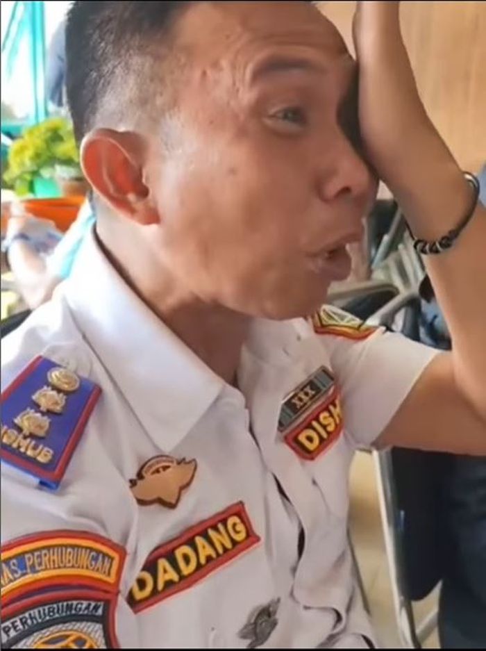 Kabid Lalu Lintas dan Angkutan Dishub kabupaten Bogor, Dadang Kosasih menangis terseret sunat uang kompensasi sopir angkot dari Gubernur Jawa Barat, Dedi Mulyadi