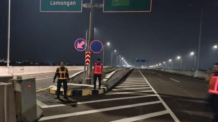 Celah satu mobil antara beton barrier di ujung Tol Krian-Gresik yang diduga diterobos pengemudi BMW 740Li nopol P 0805 INI hingga terjun di tol berlum tersambung