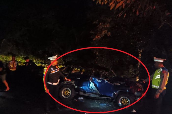 Toyota Kijang Super muatan 10 orang terjun ke jurang di tikungan Salak Dusun Pamah Semelir, Desa Telagah, Sei Bingai, Kabupaten Langkat, Sumatera Utara