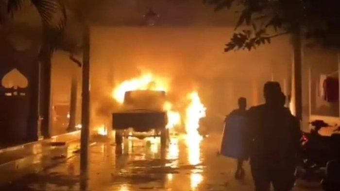 Kondisi saat Toyota Kijang Innova dan Suzuki New Carry serta Honda Stylo dan Yamaha NMAX milik Sahrawi (45) terbakar di garasi rumahnya