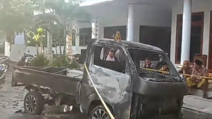 Kondisi akhir Suzuki New Carry milik Sahrawi (45) yang diduga dibakar orang tak dikenal di garasi rumahnya desa Tlagah, Banyuates, Sampang, Madura, Jawa Timur.