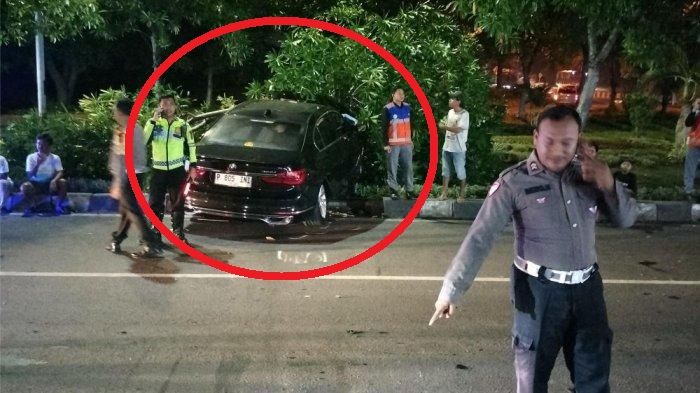 Dalam lingkaran merah, BMW 740Li nopol P 0805 INI yang terjun dari tol Krian-Gresik belum tersambung di Gresik, Jawa Timur