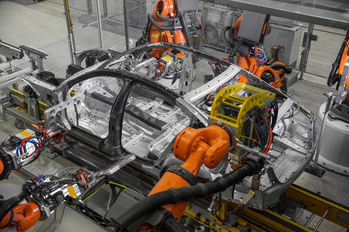 BMW 7 Series dengan struktur Carbon Core saat diproduksi.