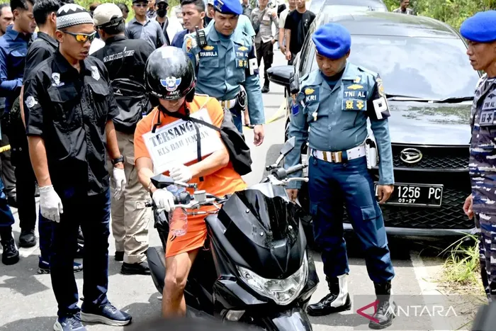 Oknum TNI AL peragakan 33 adegan menggunakan Daihatsu Xenia dan Yamaha FreeGo saat rekonstruksi pembunuhan jurnalis Juwita yang digelar DENPOMAL Banjarmasin