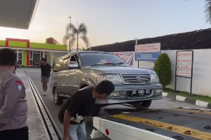 Toyota Kijang Krista yang terdampak mogok setelah beli Pertalite campur air di SPBU 44.574.29 Trucuk, Klaten, Jawa Tengah diangkut towing untuk dibawa ke bengkel