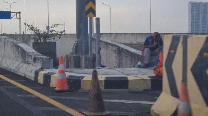 Ujung barrier tol Krian - Gresik yang diterobos pengendara BMW