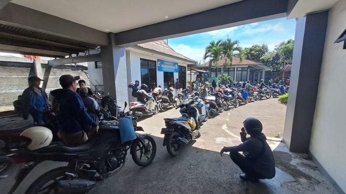 Antrean di kantor Samsat Soreang kabupaten Bandung, Jawa Barat, (9/4/25) mengular karena program pemutihan pajak kendaraan