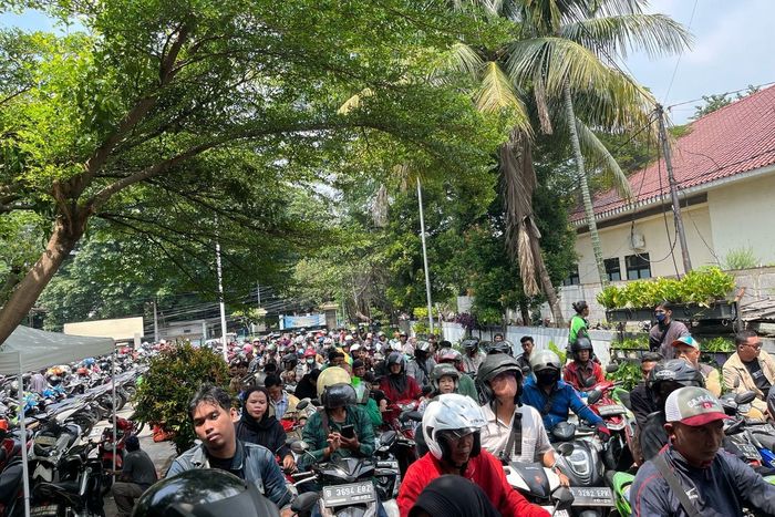 Antrean kendaraan penuh sesak di kantor Samsat Depok, Jawa Barat (8/4/25)