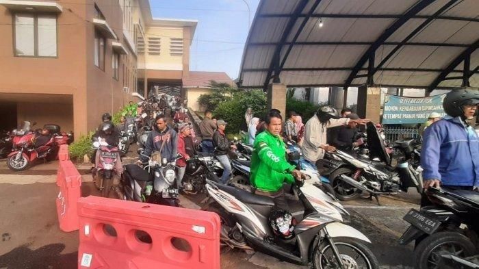 Antusiasme warga Jawa barat di Samsat Depok 1 untuk manfaatkan pemutihan pajak kendaraan dari Dedi Mulyadi