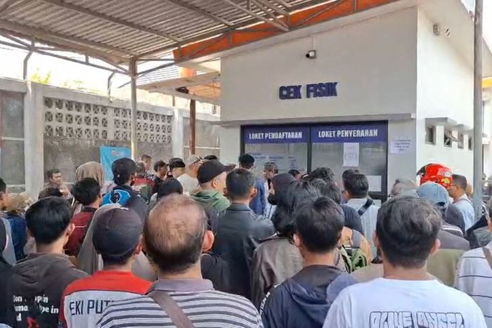 Antrean di Samsat Soreang, kabupaten Bandung, Jawa Barat untuk menikmati program pemutihan pajak kendaraan