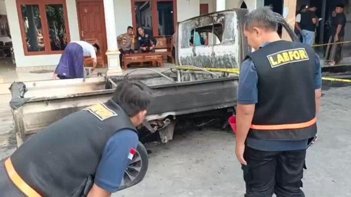 Tim Labfor Polda Jatim selidiki kebakaran janggal yang menghanguskan dua mobil dan dua motor milik Sahrawi (45) warga desa Tlagah, Banyuates, Sampang, Madura, Jawa Timur