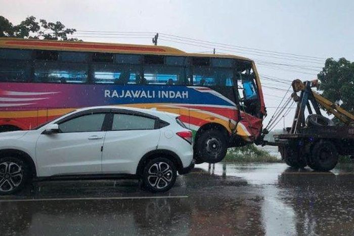Bus PO Rajawali Indah yang terlibat kecelakaan maut dengan Isuzu Panther rombongan umrah di Duduksampeyan, Gresik, Jawa Timur