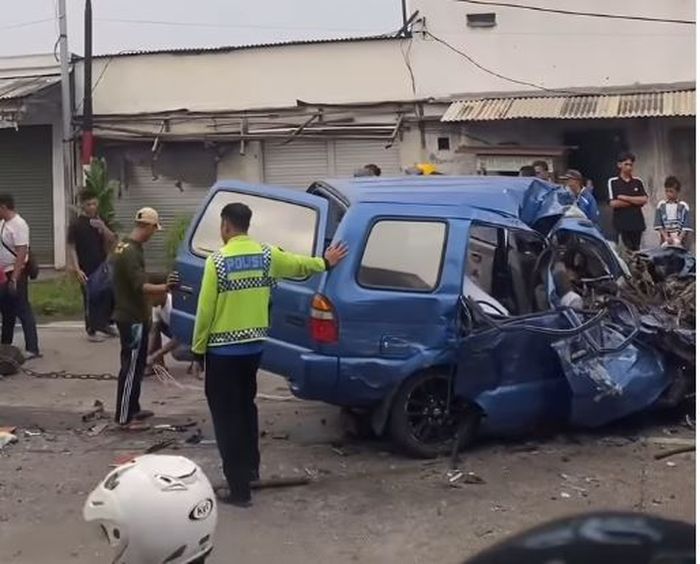 Isuzu Panther nopol DK 1157 FCL rombongan umrah hancur lebur tewaskan seluruh sopir dan penumpang berjumlah tujuh orang