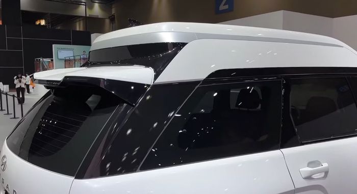 atapnya lebih tinggi sekitar 9 inci dibanding Hyundai Palisade standar