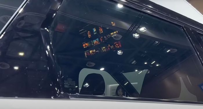 di dalam kabin, tampak dilengkapi layar monitor ukuran sekitar 27 inci sebagai fitur infotainment